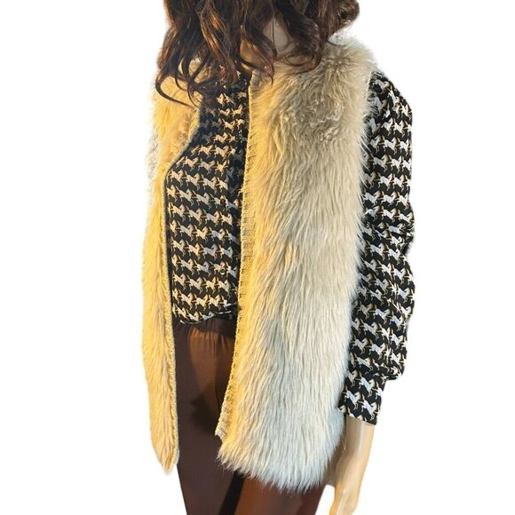 (5 for $25) Xhilaration Shaggy Sweater Vest in Cream Size Small - Picture 1 of 5
